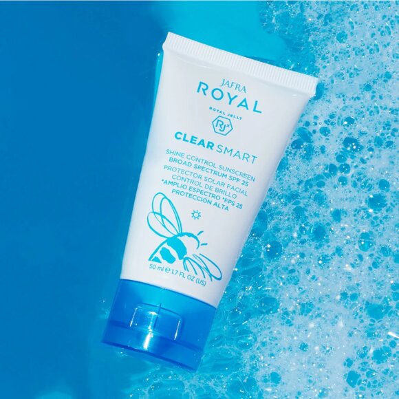 JAFRA ROYAL Clear Smart Shine Control Sunscreen Broad Spectrum SPF25 Retail: $39 - Picture 6 of 7